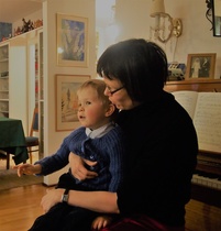 Viktor Pia-äidin sylissä Tohlopissa jouluna 2016