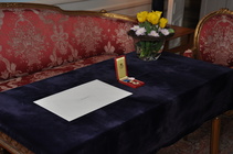 Kunniakirja ja -merkki valmiina luovuttamista varten