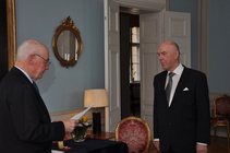 Suurlähettiläs Örjan Berner ja vastaanottaja