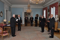 Luovutuksessa läsnäolleet läheiset ja ystävät