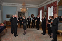 Kutsuvieraita vastaanottotilassa